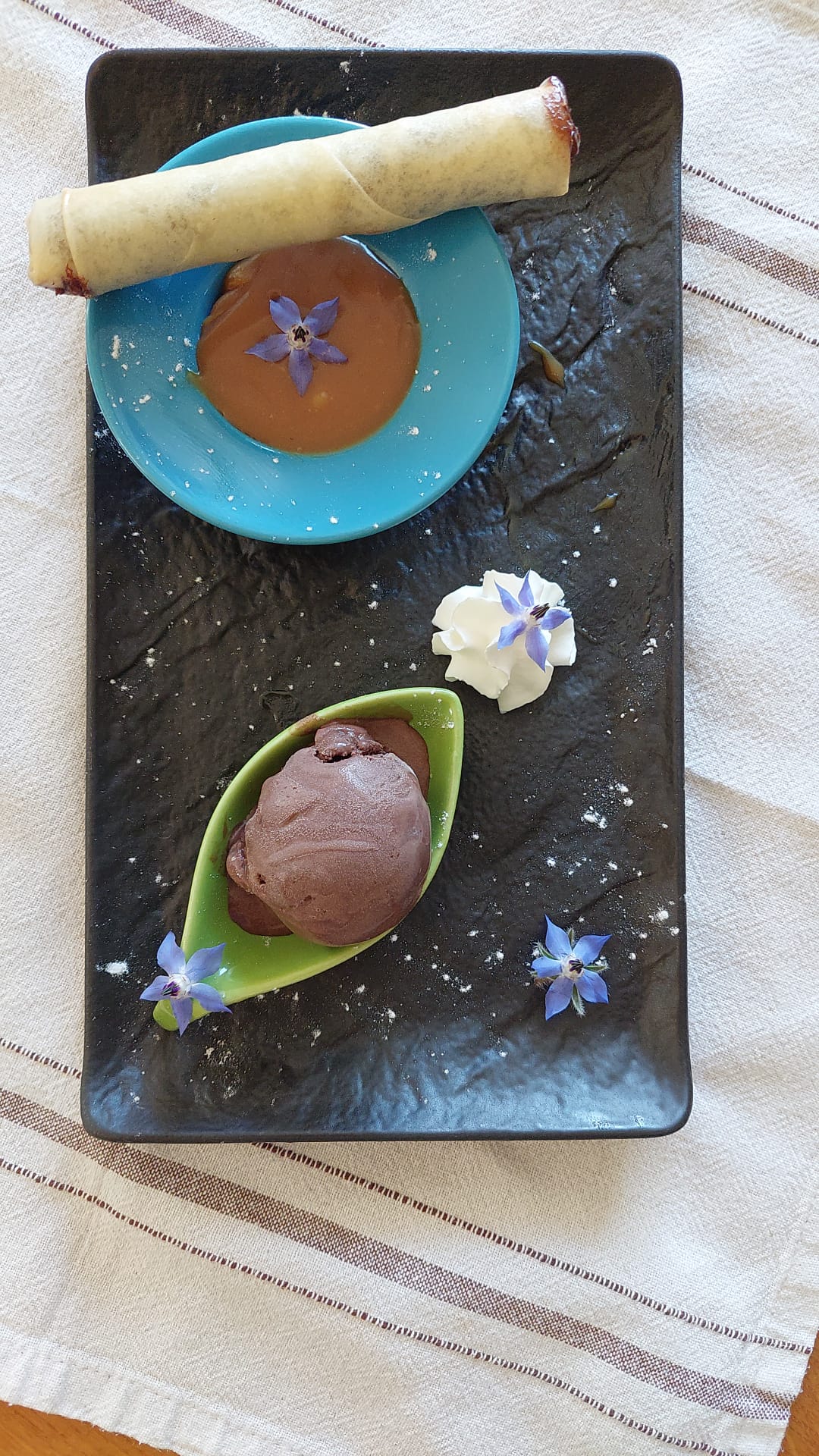 Gros plan du rouleau de printemps au chocolat, beurre caramel salé et boule de glace