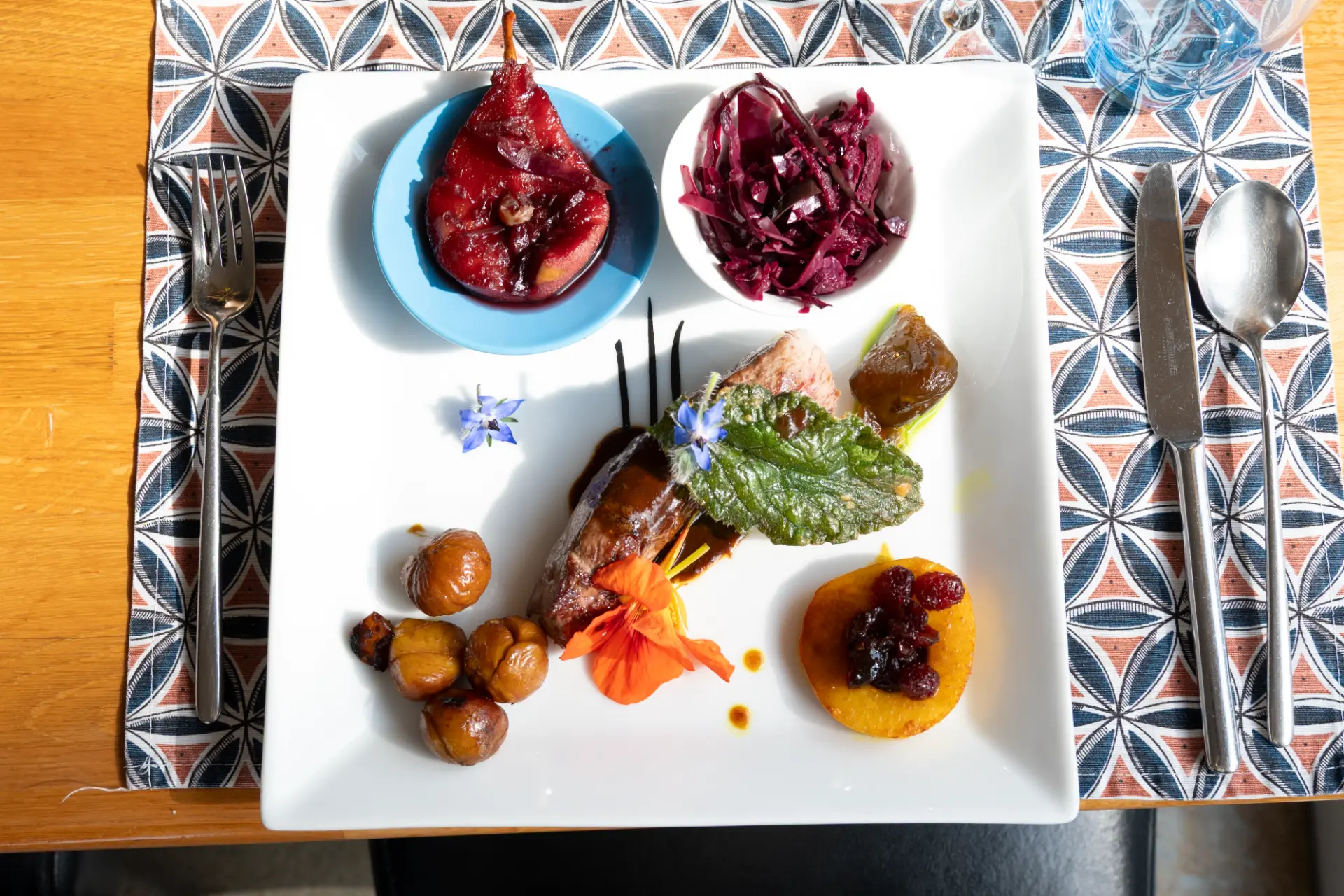 Vue de dessus d'une assiette de chasse avec poire, chou rouge et garnitures