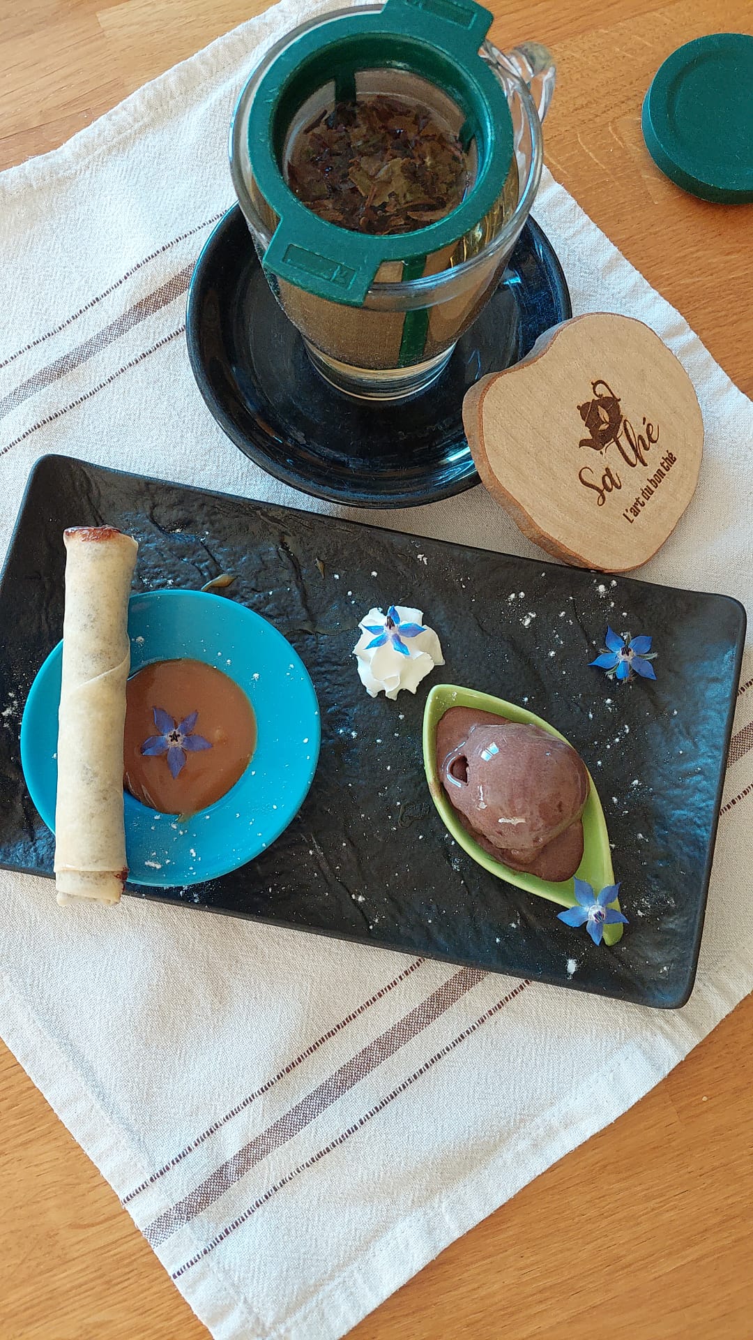 Thé Sathé et dessert : rouleau de printemps au chocolat, beurre caramel salé et boule de glace